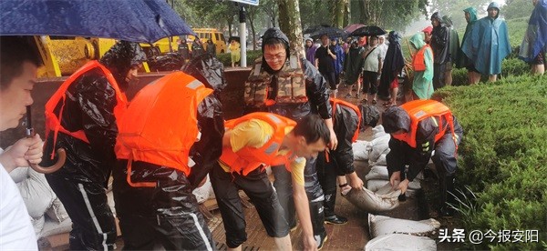 安陽(yáng)益和熱力集團(tuán)30人搶險(xiǎn)隊(duì)逆流而上，奮戰(zhàn)在抗洪一線(xiàn)